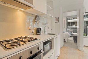 冷蔵庫、電子レンジ、オーブン、コンロ