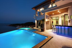 Outdoor pool, pool loungers - Villa Azure with Infinity Pool (Koh Samui)