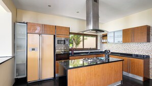 Shared kitchen - Villa Azure with Infinity Pool (Koh Samui)