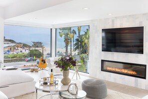 Smart TV, fireplace, offices - Steps to Beach+Shops, Oceanview, Hot Tub+Firepit | Moonlight Modern by AvantStay (Encinitas)