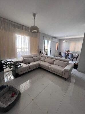 Offices - 3 bedroom apartment in Mackenzie area of Larnaca (Larnaka)