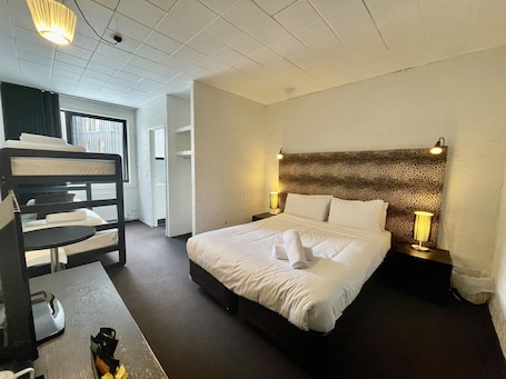 1 bedroom, travel cot, free WiFi, bed sheets. Centrally located studio room ski in/ski out in normal snow conditions. Fab spot
