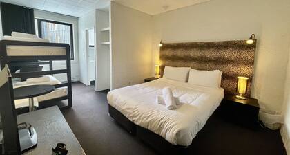 Centrally located studio room ski in/ski out in normal snow conditions. Fab spot