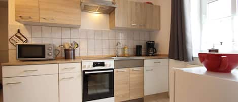 Fridge, oven, stovetop, coffee/tea maker