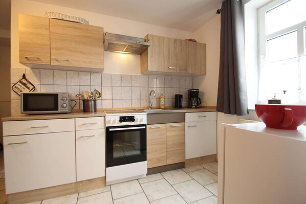 Fridge, oven, stovetop, coffee/tea maker