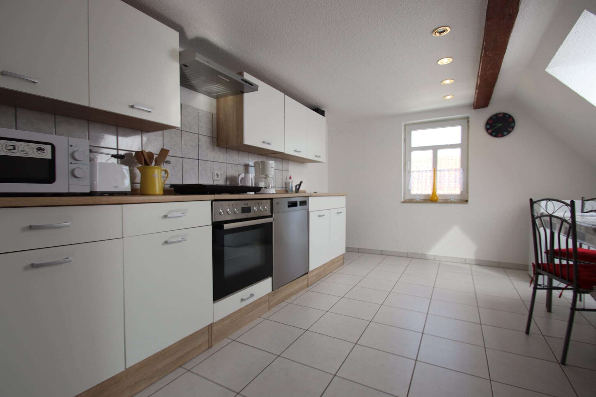 Een koelkast, een oven, een kookplaat, een vaatwasser