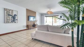 TV, tavolo da ping pong