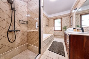Shower, hair dryer, towels, soap - Casa Guayre - Pool, BBQ, AACC and Ping-Pong By LVH (Puerto Calero)