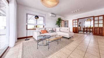 TV, tavolo da ping pong