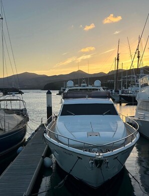 A marina with boats docked, a wooden dock, and a mountainous backdrop. - Casa Bleu - Duplex - Pool and BBQ By LVH (Puerto Calero)