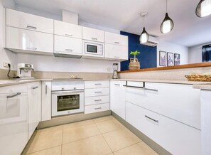 Réfrigérateur, micro-ondes, four, lave-vaisselle