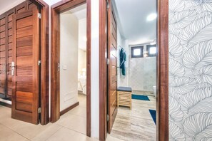 2 chambres, coffres-forts dans les chambres, fer et planche à repasser