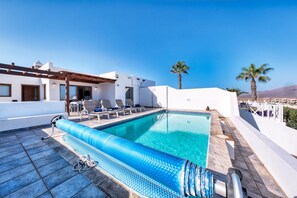 A heated pool - Lava and Sea • Pool, BBQ and Sea View (Playa Blanca)