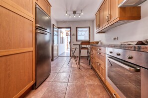 ثلاجة، ميكروويف، فرن، موقد طهي مسطح