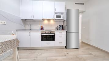 Refrigerador, microondas, horno y cafetera y tetera