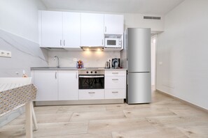 Fridge, microwave, oven, coffee/tea maker