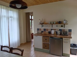 Kjøleskap, mikrobølgeovn, ovn og kokeplater