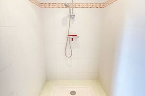 Haartrockner, Handtücher, Seife, Toilettenpapier