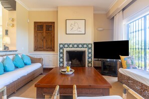 Smart TV, fireplace - Marbella Family Getaway (Marbella)