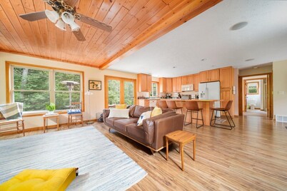 Firefly Lodge! Boardman River! Hot Tub! Woodstove!