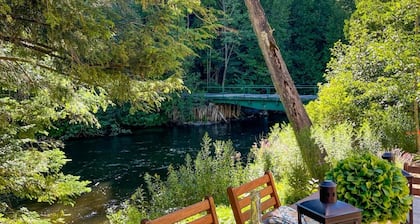 Firefly Lodge! Boardman River! Hot Tub! Woodstove!