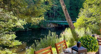 Firefly Lodge! Boardman River! Hot Tub! Woodstove!