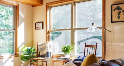 Firefly Lodge! Boardman River! Hot Tub! Woodstove!