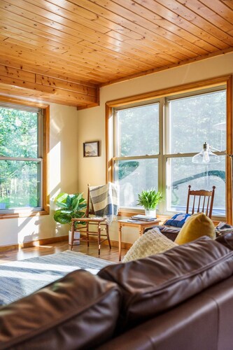 Firefly Lodge! Boardman River! Hot Tub! Woodstove!