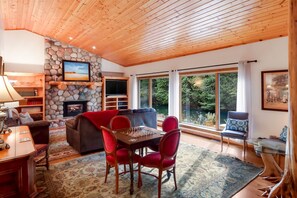 House | 3 bedrooms - Boardman Monarch Upscale River Lodge HOT Tub! (Traverse City)