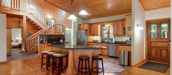 Boardman Monarch Upscale River Lodge HOT Tub!