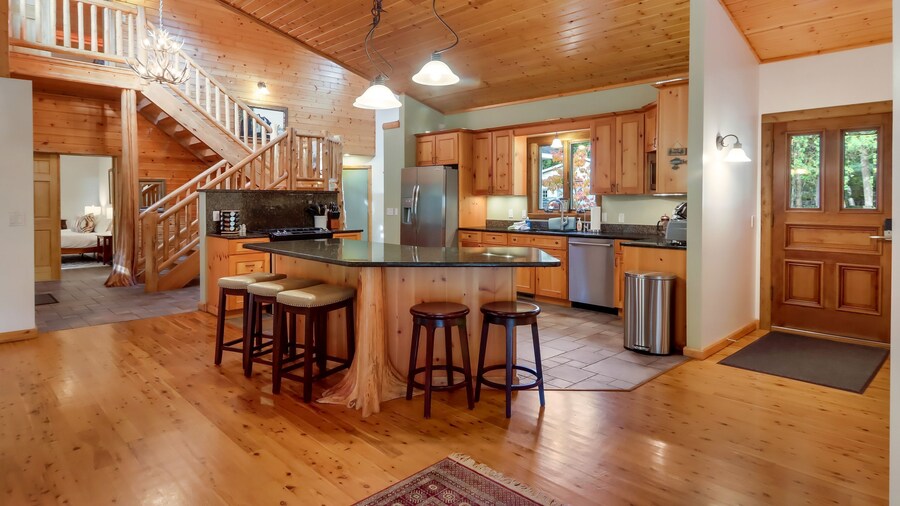 Boardman Monarch Upscale River Lodge HOT Tub!