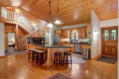 Boardman Monarch Upscale River Lodge HOT Tub!