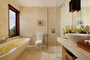 Family Villa, 3 Bedrooms, Private Pool, Garden View | Bathroom | Free toiletries, bidet, towels, soap - Villa Sophie by Nakula (Ungasan)