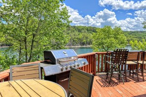 Outdoor dining - Dog-friendly home with serene views of Beaver Lake, 2 living areas & bunk room (Eureka Springs)