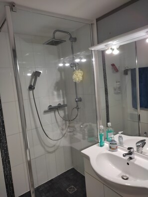 تجهيزات دش، مجففات شعر، صابون، شامبو