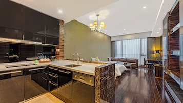 Deluxe-Dreibettzimmer | Eigene Küche | Mini-Kühlschrank, Mikrowelle, Gefrierschrank, Küchenrolle