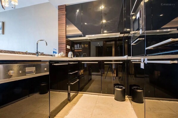Deluxe Triple Room | Private kitchen | Mini-fridge, microwave, freezer, paper towels - Side Apartment (Guangzhou)