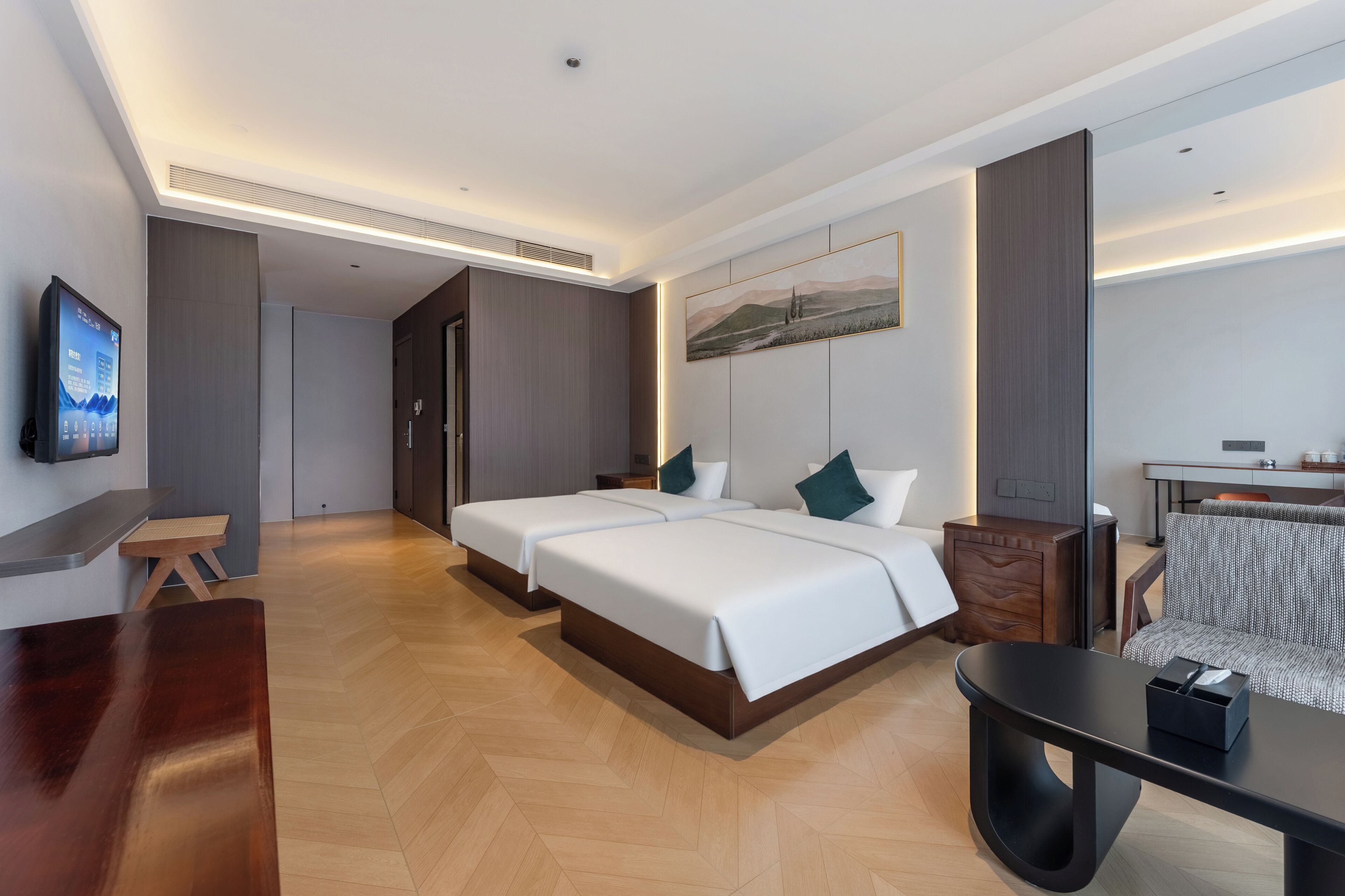 Une chambre d’hôtel moderne équipée d’un grand lit, d’un bureau, d’une chaise et d’une télévision.