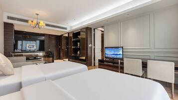 Deluxe driepersoonskamer | Luxe beddengoed, een bureau, gratis wifi, beddengoed
