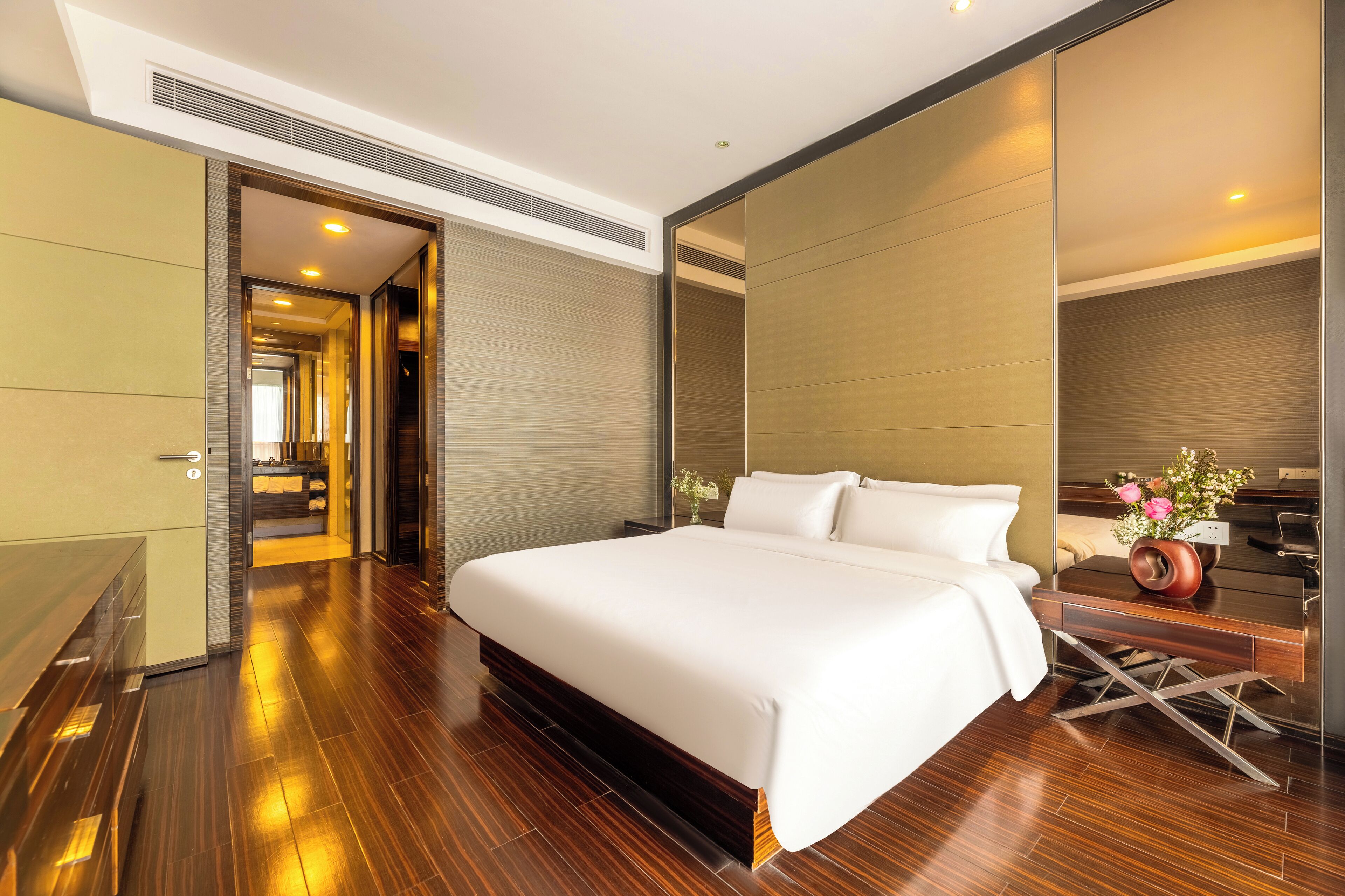 Habitación triple Deluxe | Ropa de cama de alta calidad, escritorio, wifi gratis y ropa de cama