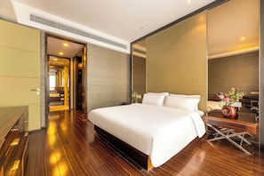 Kolmen hengen deluxe-huone | Ylelliset vuodevaatteet, työpöytä, ilmainen Wi-Fi, vuodevaatteet