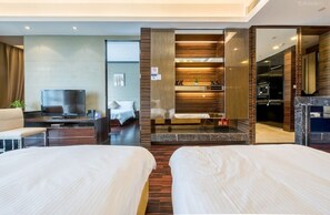 Habitación triple Deluxe | 1 dormitorio, escritorio, wifi gratis y ropa de cama