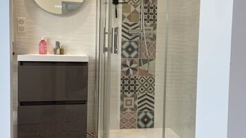 Een haardroger, handdoeken, zeep, toiletpapier