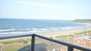 Blick auf die Küste vom Balkon mit Blick auf Strand und Meer.