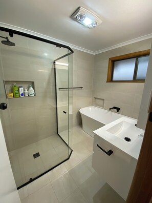 Towels, soap, shampoo, toilet paper - The Rocks Family entertainer, just 10-min walk to town & beach! (South West Rocks)