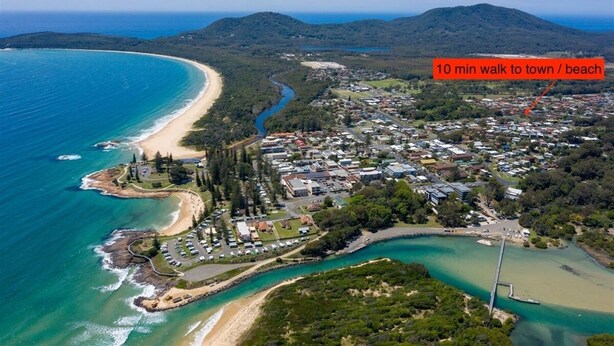 An aerial view of a coastal town with a beach, a 10-minute walk to the town center, and a bridge connecting the mainland to an island. - The Rocks Family entertainer, just 10-min walk to town & beach! (South West Rocks)