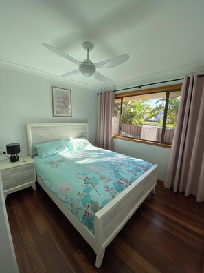 3 bedrooms, iron/ironing board, travel cot, free WiFi - The Rocks Family entertainer, just 10-min walk to town & beach! (South West Rocks)