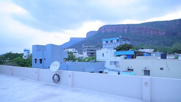 Suite, balcón, vista a la ciudad | 1 habitación, sábanas de algodón egipcio y ropa de cama de alta calidad