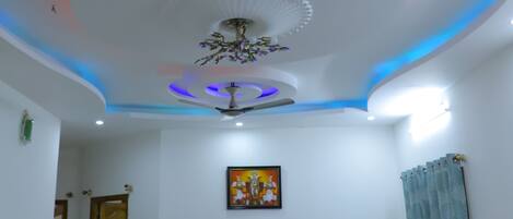 アパートメント 3 ベッドルーム | リビング エリア | 53 インチのLED テレビ (デジタル放送視聴可)、Netflix、最新映画