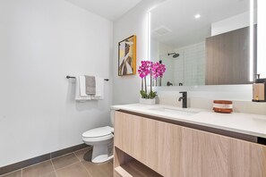 Ducha, secador de pelo, toallas